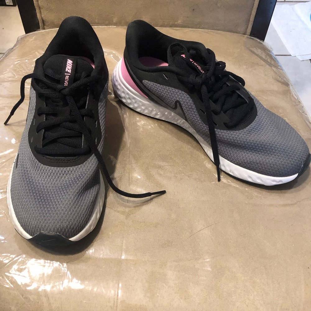 Nike 🥳HP🥳Revolution Grey & Black colored Sneakers, Size 8